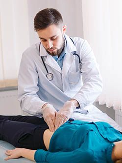 Un médecin examine une patiente | MACSF