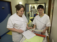 Deux agents hospitalier dans le couloir de l'hôpital - MACSF