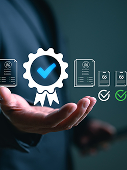 Une main tendue présente un symbole virtuel de certification validée - MACSF