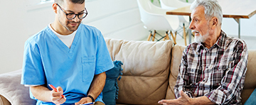 Infirmier en consultation au domicile d'un patient - MACSF