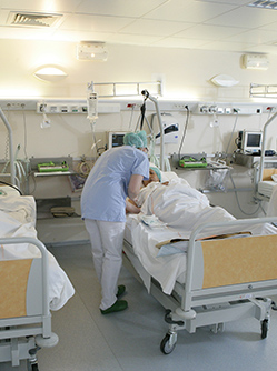 Une infirmière surveille des patientes en salle de surveillance post-interventionnelle - MACSF