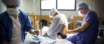 Un médecin pratique une rachianesthésie sur une patiente - MACSF