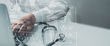 Un stéthoscope posé sur un ordinateur portable utilisé par un professionnel de santé, avec des icônes médicales numériques en surimpression - MACSF