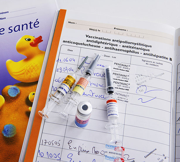 Vaccins posés sur la page des vaccinations d'un carnet de santé - MACSF