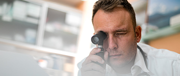 Un dermatologue utilisant un dermatoscope - MACSF