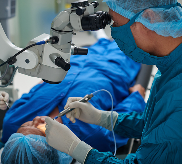 Une équipe chirurgicale réalise une intervention sur l'oeil d'un patient - MACSF