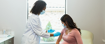 Une sage-femme vaccine une femme enceinte - MACSF