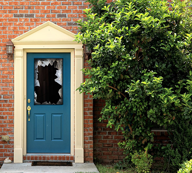 Une porte d'entrée de maison dont la vitre a été brisée - MACSF