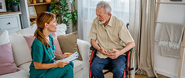 Une infirmière à domicile discute avec son patient - MACSF