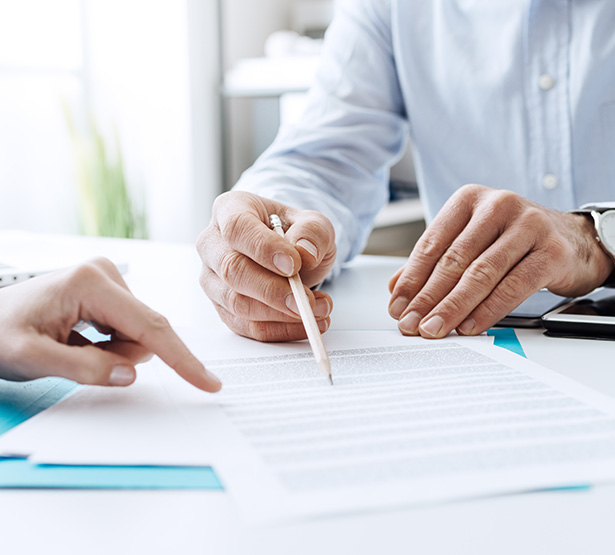 Deux hommes signant un contrat - MACSF