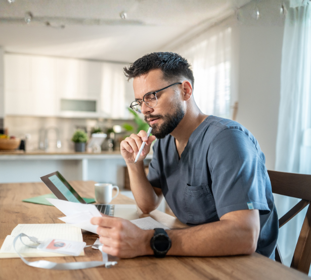 soignant regardant son attestation rcp