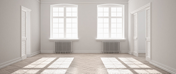 Pièce blanche vide avec la lumière des fenêtres qui se reflète sur le parquet - MACSF