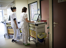 Deux infirmières prés d'un chariot dans le couloir de l'hôpital - MACSF