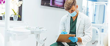 Un chirurgien-dentiste complète dossier médical du patient - MACSF