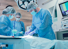 Un chirurgien et deux infirmières au bloc opératoire - MACSF