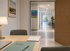 Un bureau qui s'ouvre sur un couloir d'hôpital - MACSF