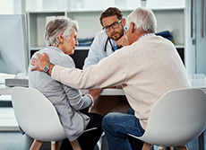 Un couple discutent avec le médecin - MACSF