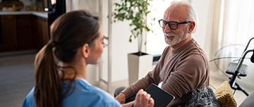 Une infirmière à domicile discute avec un patient - MACSF
