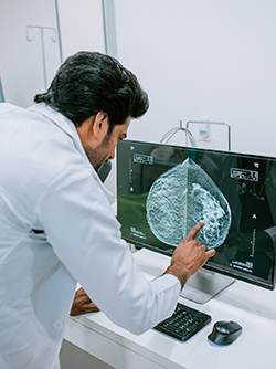 Un médecin pointe du doigt l'écran de l'ordinateur montrant une imagerie médicale - MACSF