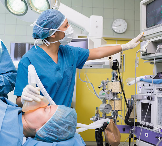 Surveillance d'une patiente par une femme anesthésiste pendant une opération - MACSF