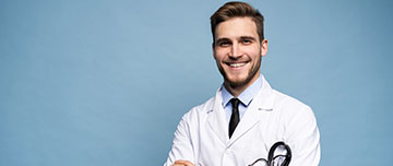 Un jeune médecin souriant - MACSF
