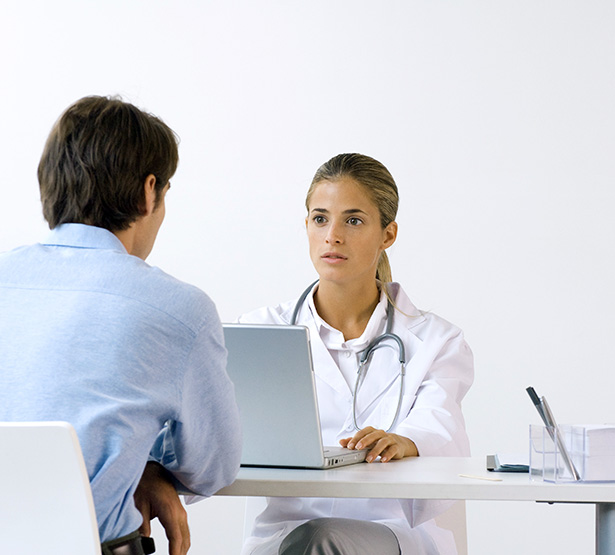 Un médecin discute avec un patient - MACSF