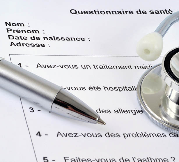 Un stéthoscope et un stylo posés sur un questionnaire médical - MACSF