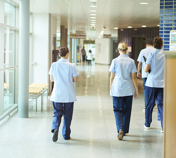 Des professionnels de santé marchent dans le couloir de l'hôpital - MACSF