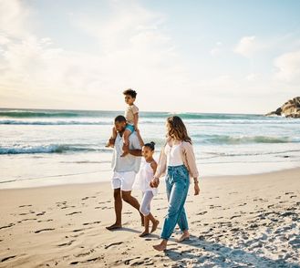 Succession, transmission & patrimoine - Famille sereine sur une belle plage - MACSF