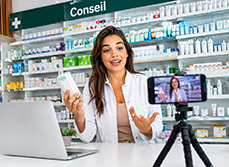 Une influenceuse en blouse blanche se filme dans la pharmacie - MACSF