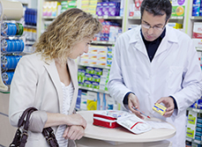 Pharmacien présente un produit à une cliente - MACSF