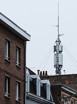 Antenne relais sur le toit d'un bâtiment en ville - MACSF