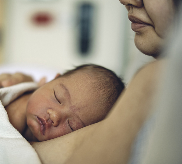 Un nouveau-né installé en peau à peau endormi sur sa mère à l'hôpital - MACSF