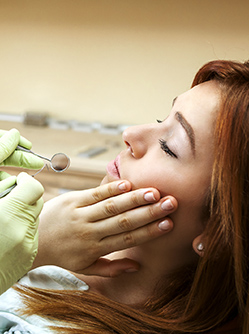 Une patiente chez le dentiste souffre des dents - MACSF