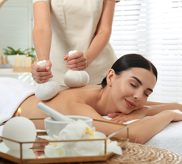 Une femme profitant d'un massage ayurvédique - MACSF