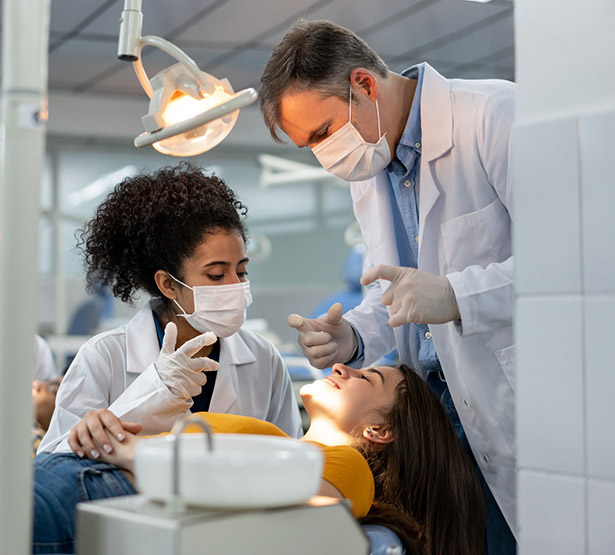 Une étudiante examine un patient à l’école dentaire - MACSF