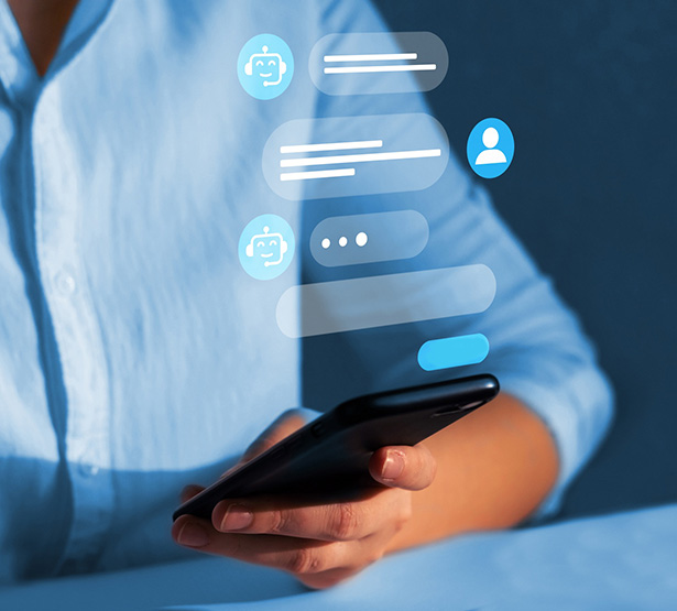 Une femme chat avec un chatbot sur son téléphone - MACSF