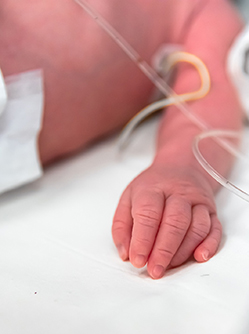 Main d'un nouveau-né à l'hôpital - MACSF