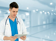 médecin regard tablette dans le hall de l'hopital | MACSF