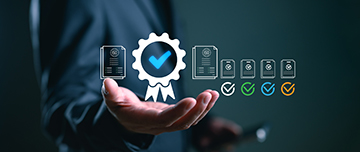 Une main tendue présente un symbole virtuel de certification validée - MACSF