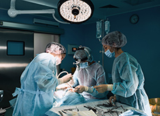 Une équipe chirurgicale ORL pratique une intervention - MACSF