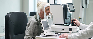 Une femme âgée fait un examen à l'aide de matériel ophtalmologique - MACSF