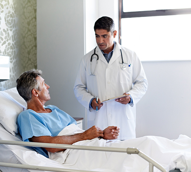 Un médecin écoute un patient alité à l'hôpital - MACSF