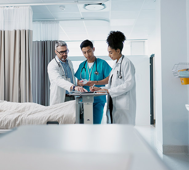 Trois soignants examine le dossier d'un patient dans la chambre de l'hôpital - MACSF