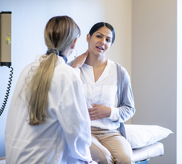 Le médecin écoute la patiente qui lui indique une douleur au cou - MACSF