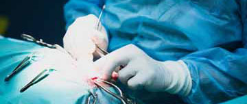 Un chirurgien lors d'une opération | MACSF