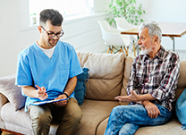 Infirmier en consultation au domicile d'un patient - MACSF