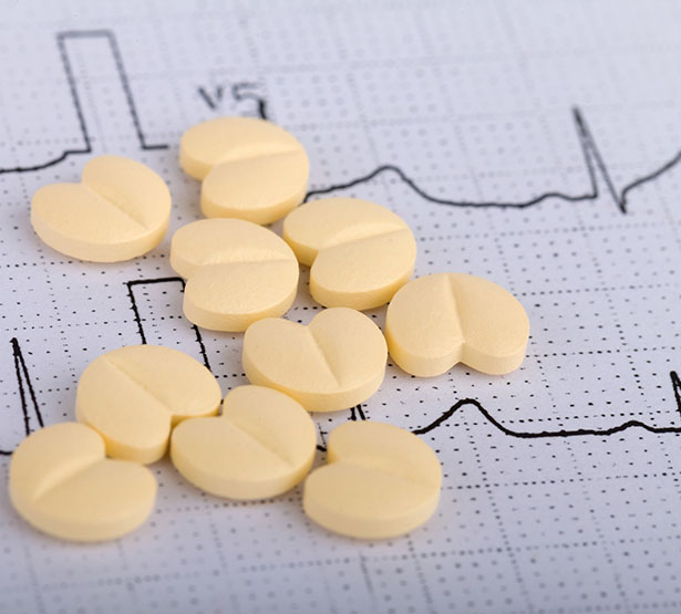 Des pilules déposées sur un graphique cardiaque - MACSF