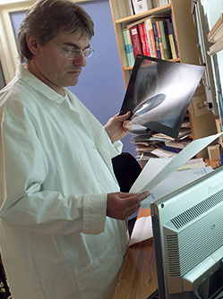 Un radiologue observe des clichés et des documents - MACSF
