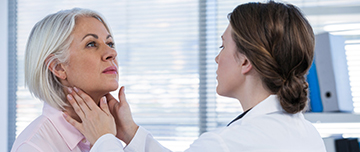 Une femme médecin examine le cou d'une patiente - MACSF